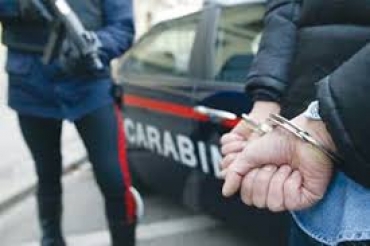 LO PICCHIANO E RAPINANO DELL'ARMA